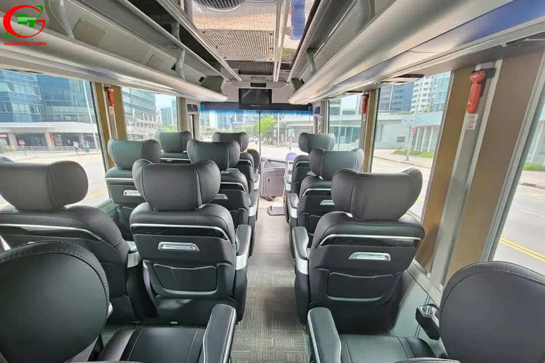 Thuê xe Limousine 20 chỗ Limited tại Hoàng Gia Thịnh - Lối đi rộng
