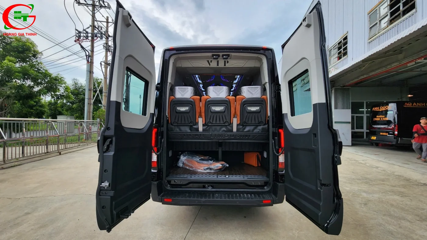 Thuê Xe Limousine 12 Chỗ Ford DCar Thượng Đỉnh Business - Khoang hành lý rộng