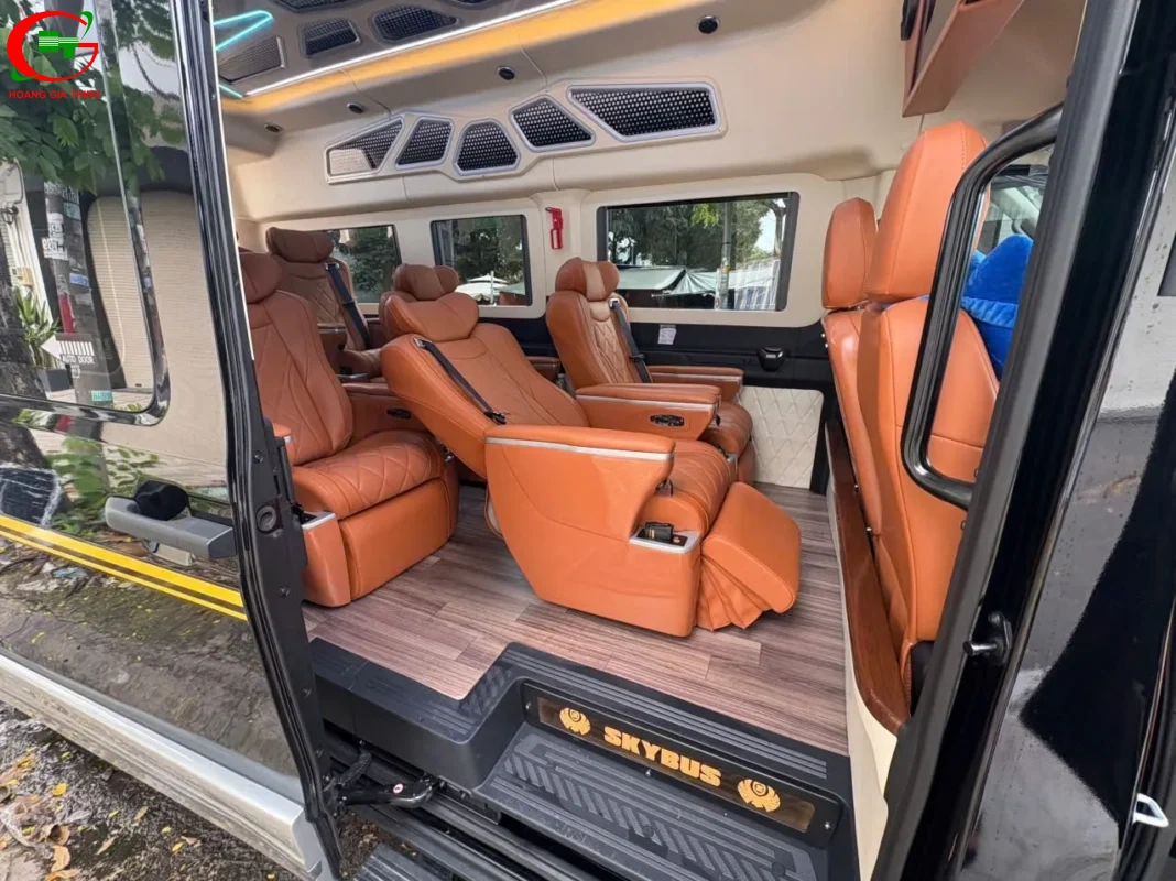 Thuê xe Limousine 12 chỗ Ford Skybus Luxury - Ghế nâng chân