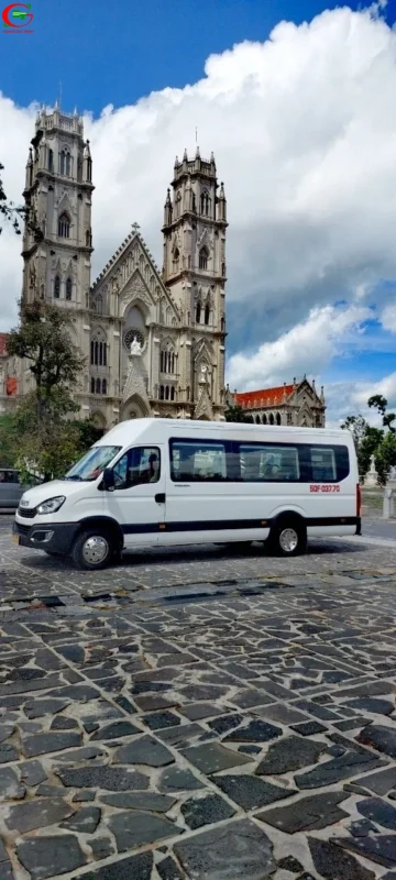 Thuê xe Limousine 12 chỗ IVECO của Hoàng Gia Thịnh - Sang trọng