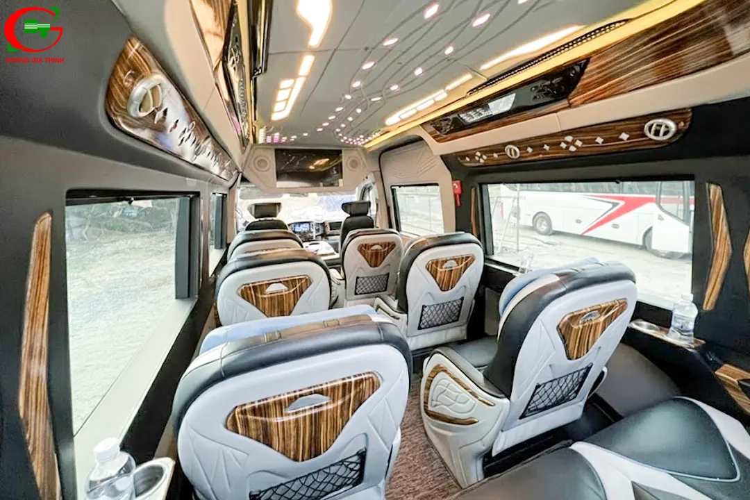 Thuê xe 12 chỗ Limousine Solati DCar Luxury của Hoàng Gia Thịnh - Ánh sáng nổi bật
