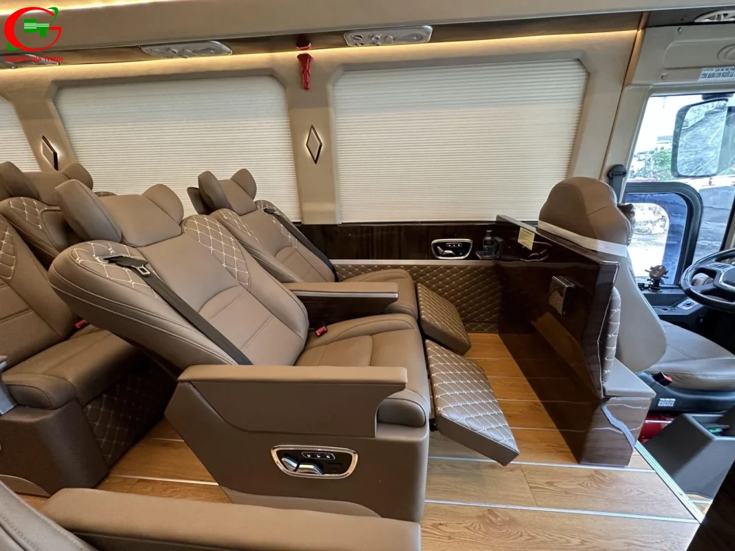 Thuê Xe Limousine 17 Chỗ AutoKingdom Của Hoàng Gia Thịnh - Ghế nâng chân