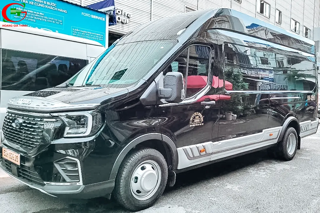 Thuê Xe Limousine 9 Chỗ Ford Skybus - Ngoại thất lịch sự