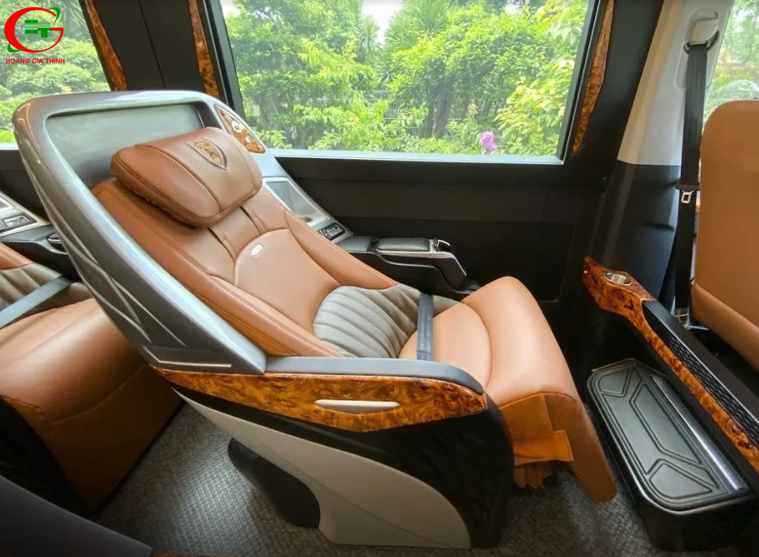 Thuê Xe Limousine 9 Chỗ Solati DCar Thượng Đỉnh Luxury Của Hoàng Gia Thịnh - Ghế nâng chân massage