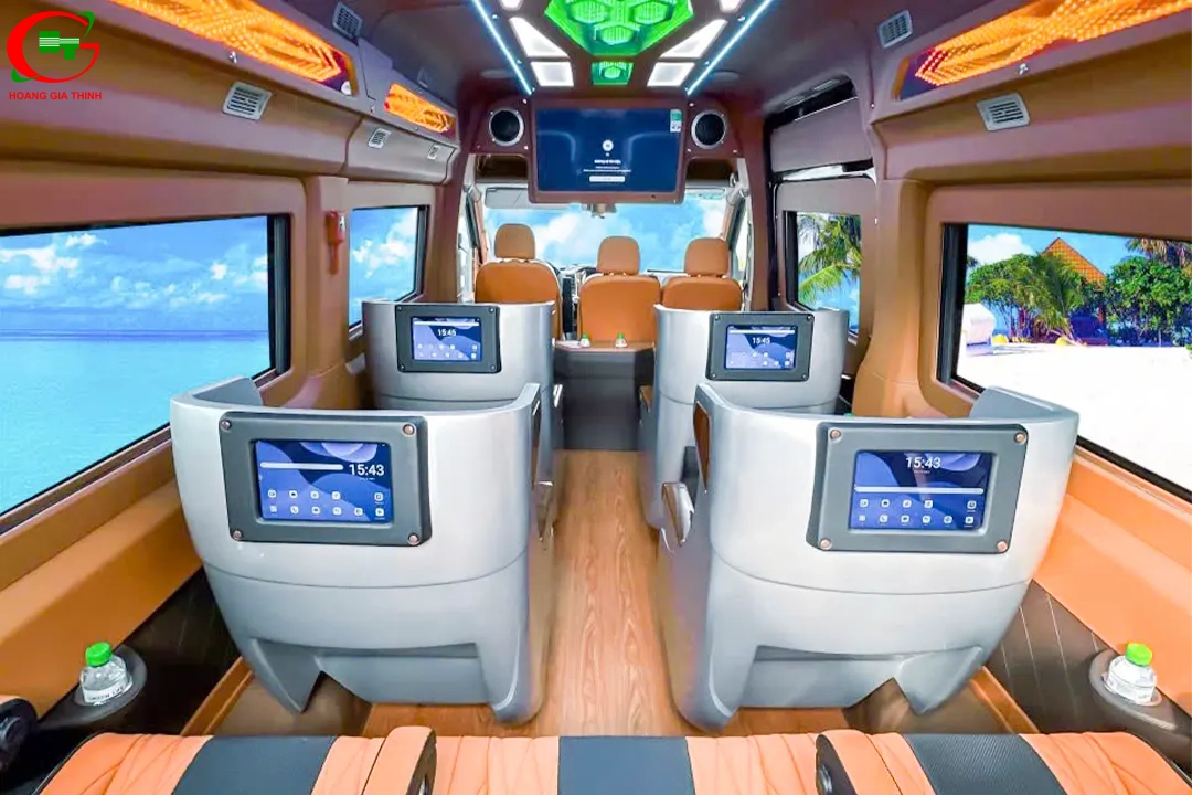 Thuê Xe Limousine 9 Chỗ Solati Ghế Boeing VIP Limited - Màn hình giải trí mỗi ghế