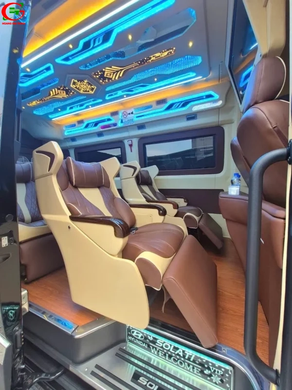 Thuê Xe Limousine 9 Chỗ Solati Skybus Business Của Hoàng Gia Thịnh - Nâng chân