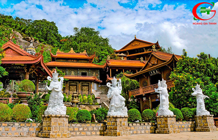 Ghe-tham-chua-hang-phuoc-dien-tu-tuyet-canh-tam-linh-o-an-giang-17