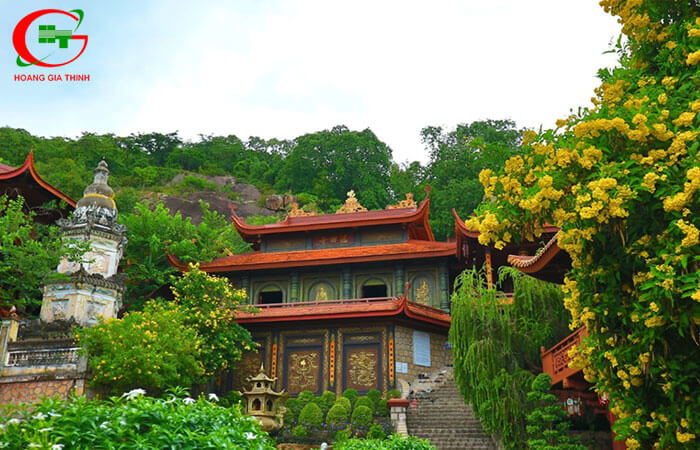 Ghe-tham-chua-hang-phuoc-dien-tu-tuyet-canh-tam-linh-o-an-giang-4