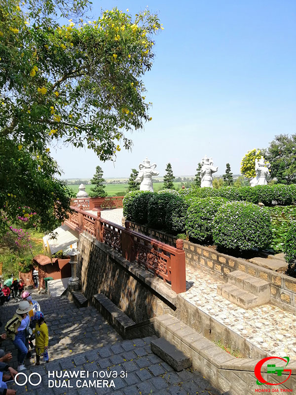 Ghe-tham-chua-hang-phuoc-dien-tu-tuyet-canh-tam-linh-o-an-giang-9