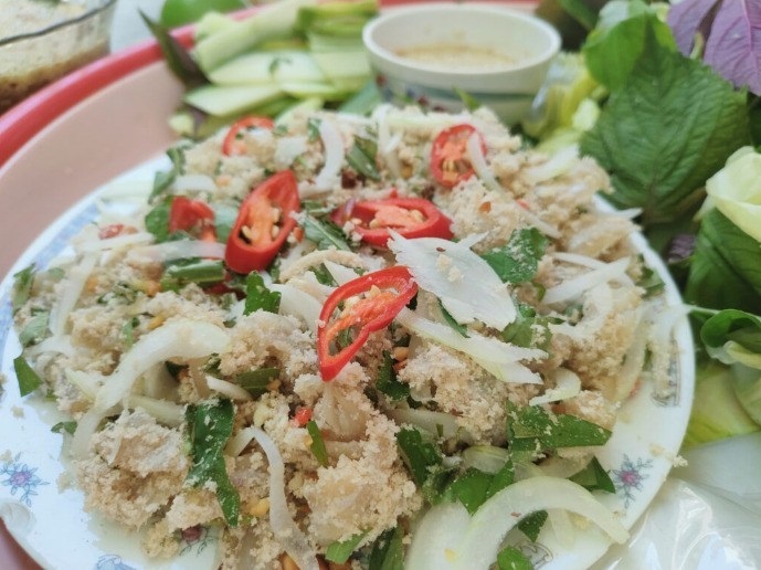 Gỏi cá mai là món ăn đặc sản nổi bật gắn liền với vùng biển Long Hải