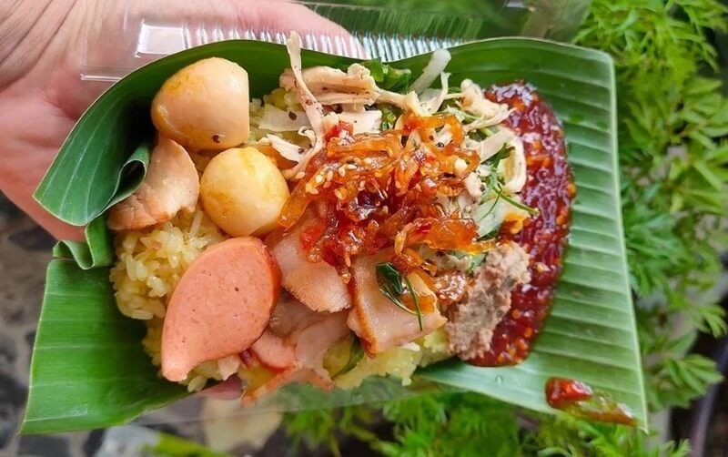 Xôi gà Long Hải là một món ăn giản dị nhưng không kém phần hấp dẫn nổi bật với sự hòa quyện giữa xôi dẻo thơm và thịt gà đậm đà