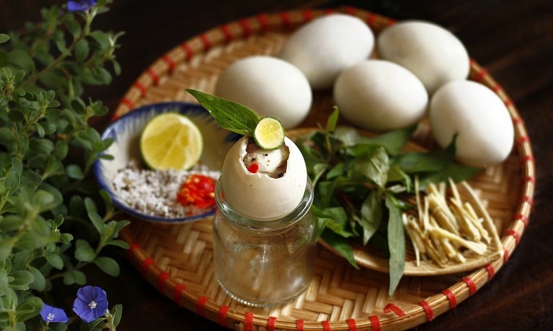 Trứng lộn nước dừa là một món đặc sản độc đáo nổi bật nhờ hương vị thơm ngon