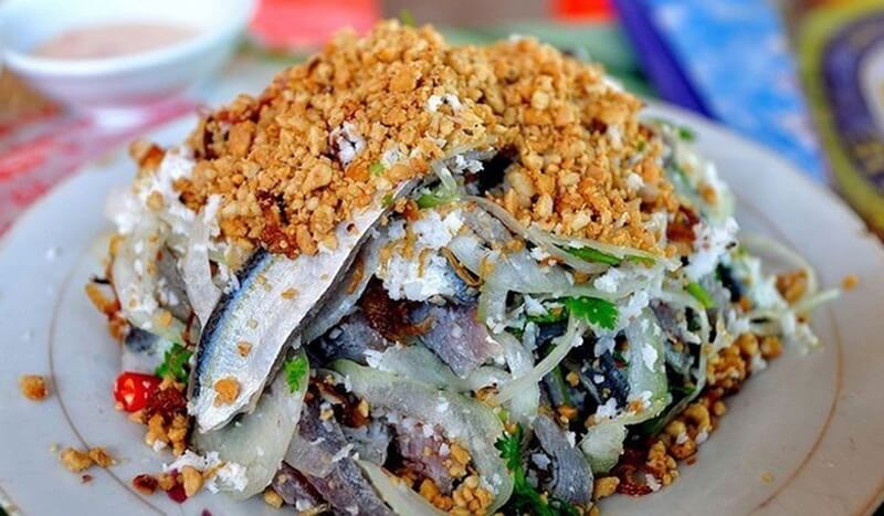 Gỏi cá trích là một trong những đặc sản nổi bật ược nhiều du khách ưa chuộng