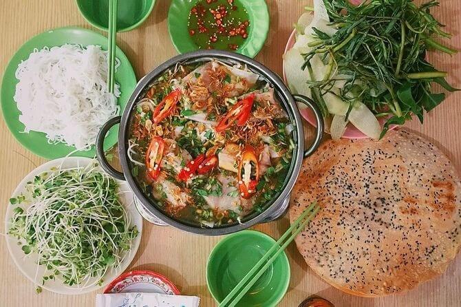 Lẩu cá đuối hấp dẫn thực khách bởi vị chua ngọt hài hòa cùng phần thịt cá tươi, giòn dai đặc trưng