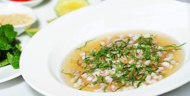 Tiết canh tôm hùm là một món ăn lạ miệng và độc đáo, thể hiện rõ hương vị đặc trưng