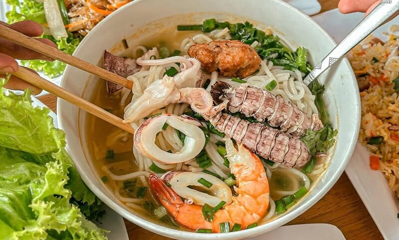 Bún hải sản bề bề là món ăn hấp dẫn nổi bật nhờ vị ngọt tự nhiên của các loại hải sản