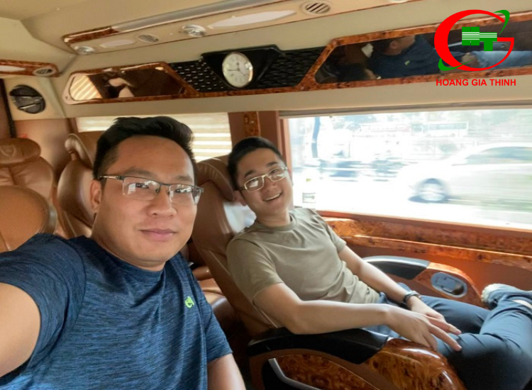 Xe limousine Hoàng Gia Thịnh đưa anh Phan đến Long An công tác