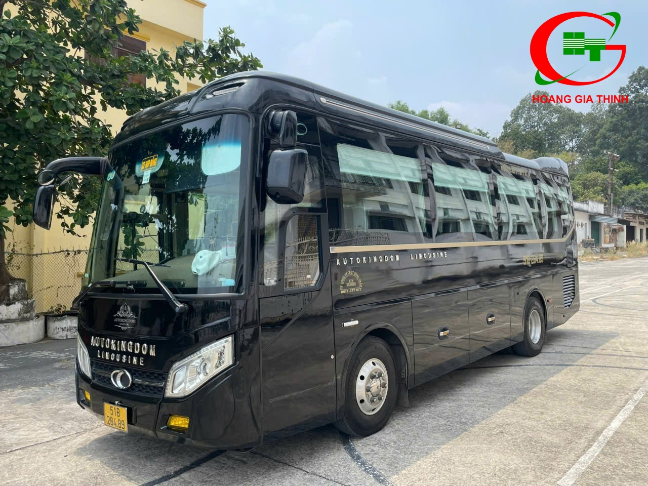 Ford Transit có nội thất gỗ cổ điển, xen lẫn cá tính