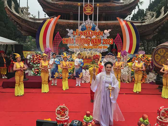 dau-nam-di-le-hoi-chua-huong-kham-pha-net-dep-van-hoa-tam-linh-5