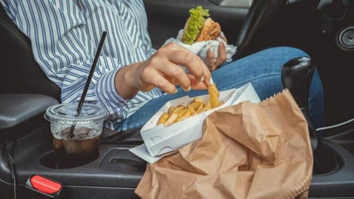 Vì sao ăn uống trước và trong hành trình ô tô đường dài lại quan trọng?