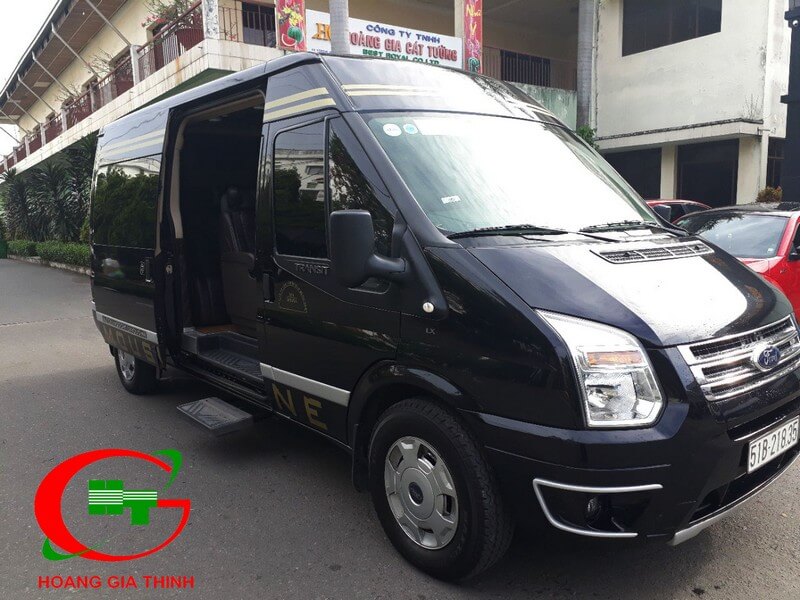 Hoàng Gia Thịnh cùng du khách ngoại quốc khám phá Sài Gòn