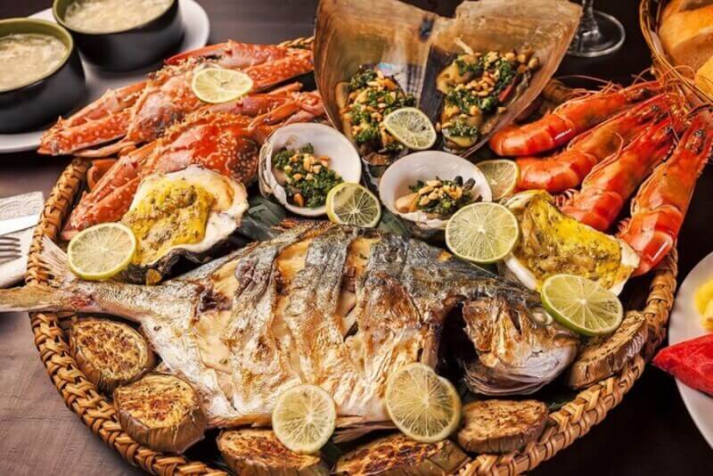 Thưởng thức ẩm thực địa phương của Long Hải.