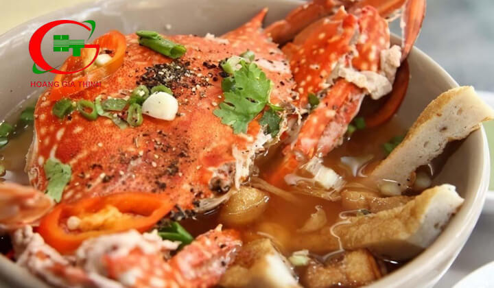 Tô bánh canh nóng hổi với sợi bánh dai mềm
