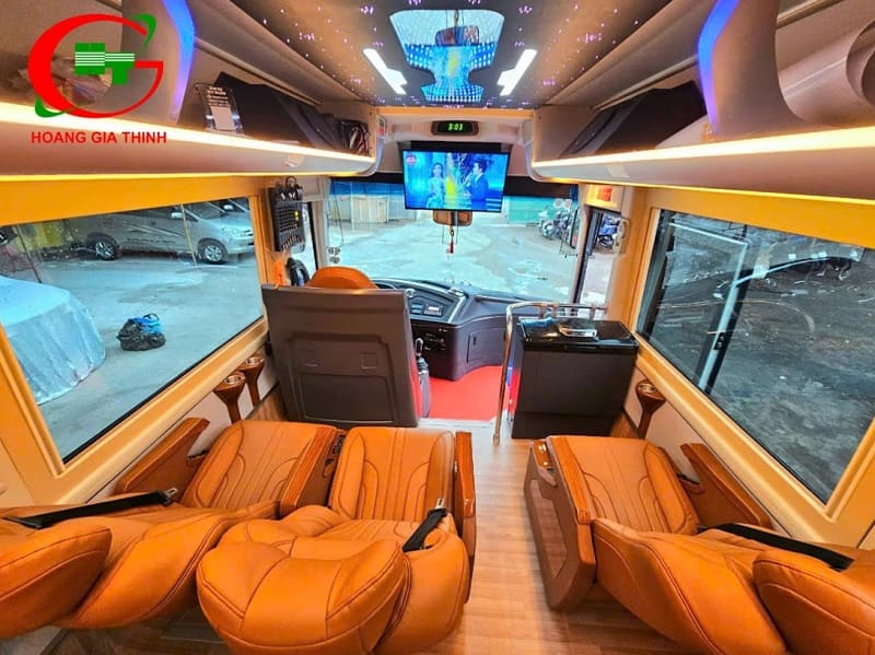 Xe limousine có không gian bên trong được thiết kế rộng rãi, riêng tư tạo cảm giác dễ chịu cho du khách