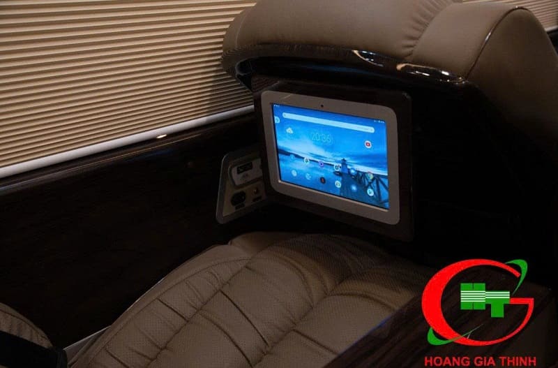 Xe limousine có không gian bên trong được thiết kế rộng rãi, riêng tư tạo cảm giác dễ chịu cho du khách