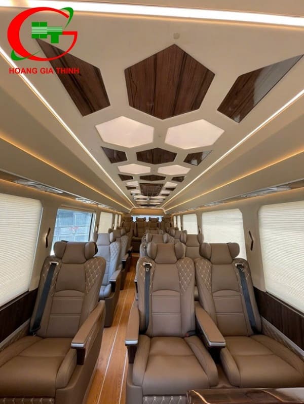 Xe limousine có không gian bên trong được thiết kế rộng rãi, riêng tư tạo cảm giác dễ chịu cho du khách