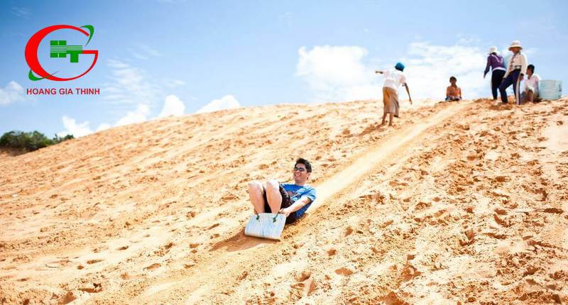 Trải nghiệm trò trượt cát ở Đồi Cát Bay tại Mũi Né
