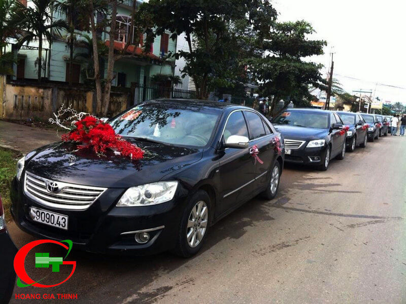 Thuê xe cưới màu đen thể hiện sự sang trọng, đẳng cấp và quyền lực