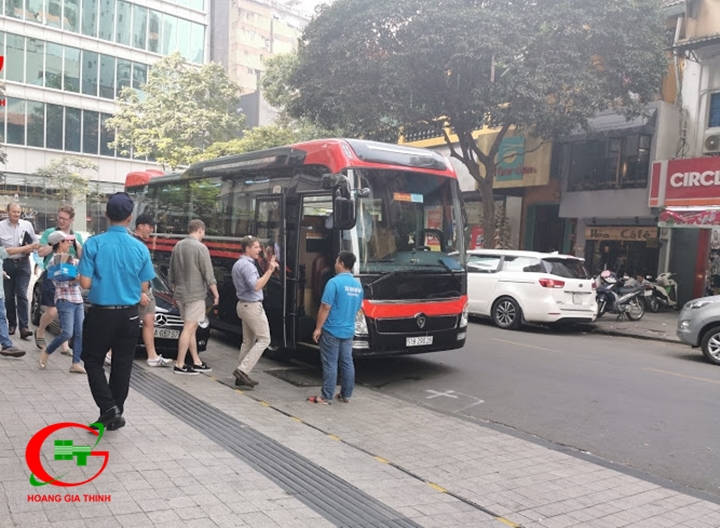 Thuê xe Limousine đi công tác tại TPHCM
